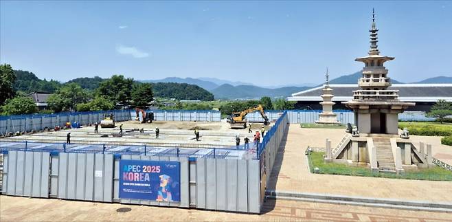 < 만찬장 공정률 10% > 지난 18일 경북 국립경주박물관 중앙마당에서 아시아태평양경제협력체(APEC) 정상회의 만찬장 조성 공사가 이뤄지고 있다. 이날 기준 공정은 10%로 아직 기초 터파기 단계에 머무르고 있다. /김다빈 기자