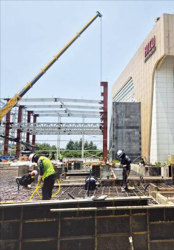 9월 완공이 목표인 국제미디어센터는 장마 등 기상 악화 시 공사 지연이 우려된다.