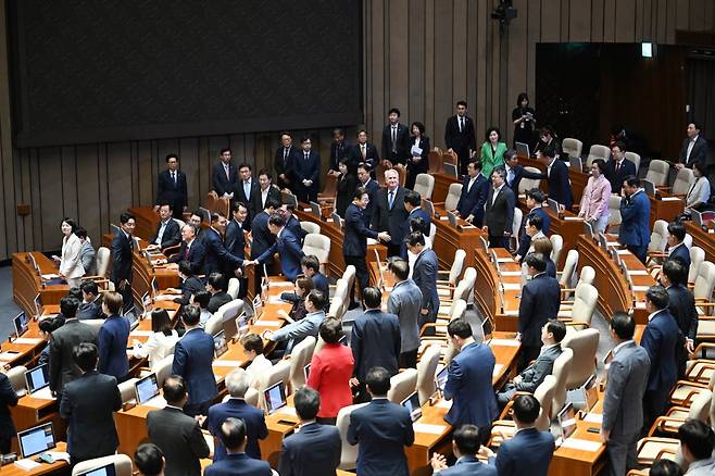 재명 대통령이 26일 국회에서 열린 제426회국회(임시회) 제2차 본회의에서 2025년도 제2회 추가경정예산안에 대한 정부의 시정연설을 마친 뒤 국민의힘 의원들과 인사하고 있다./사진=뉴스1