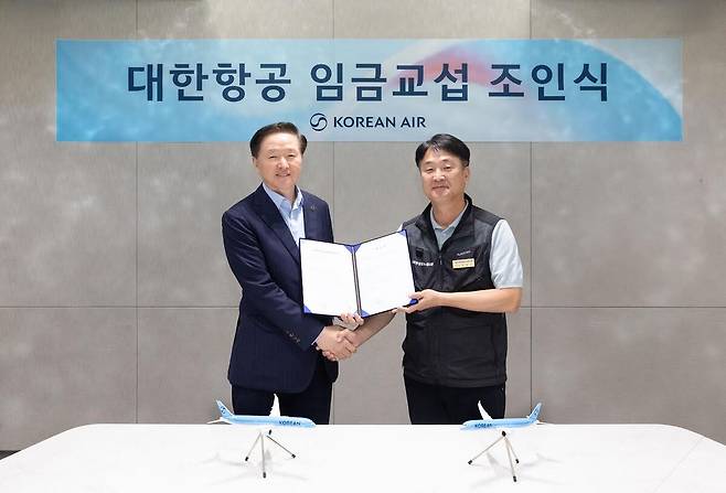 우기홍(왼쪽) 대한항공 부회장과 조영남 대한항공 노동조합위원장이 기념사진을 촬영하고 있다. 대한항공 제공