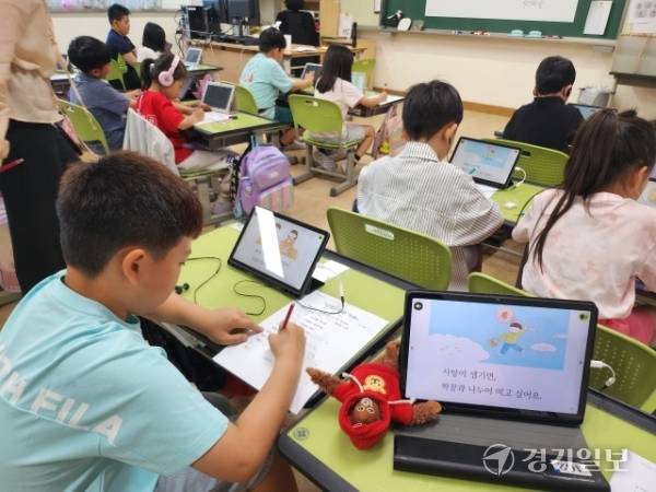 학생이 학습활동지를 풀며 수업에서 배운 내용을 복습하고 있다. 박화선기자