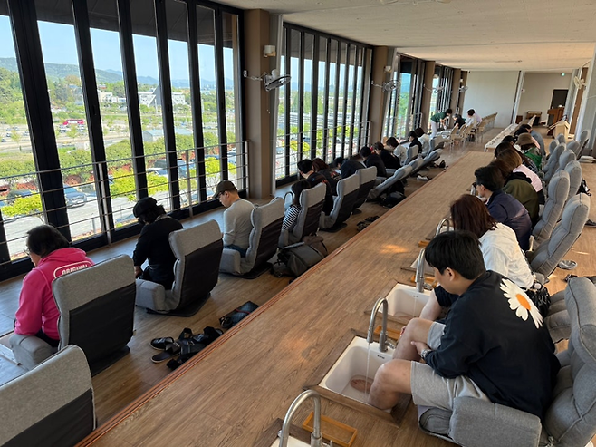 교원라이프 유가족 힐링 여행 ‘쉼표여행’ 이미지(익산 힐링 족욕) / 사진=교원그룹