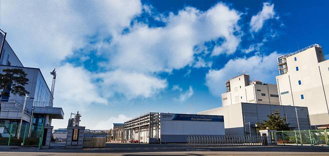 유한양행과 동아쏘시오홀딩스의 CDMO(위탁개발생산) 자회사 유한화학과 에스티젠바이오가 주목된다. 사진은 유한화학 화성공장 전경. /사진=유한양행