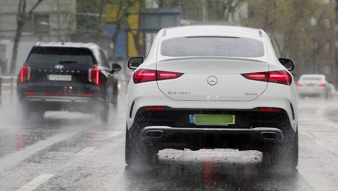 8000만원 이상 법인차에 대한 '연두색 번호판' 부착 제도 시행 이후 해당 가격대의 차 판매량이 제도 시행 이전보다 줄어든 것으로 집계됐다. 사진은 서울시내 한 도로를 달리는 법인차. 사진은 기사 내용과 관련 없음. /사진=뉴시스
