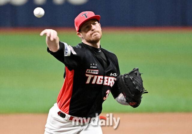 25일 오후 서울 고척동 고척스카이돔에서 진행된 '2025 프로야구 KBO리그' 키움히어로즈와 KIA타이거즈의 경기. 기아 올러가 선발등판해 역투하고 있다. / 고척=송일섭 기자 andlyu@mydaily.co.kr