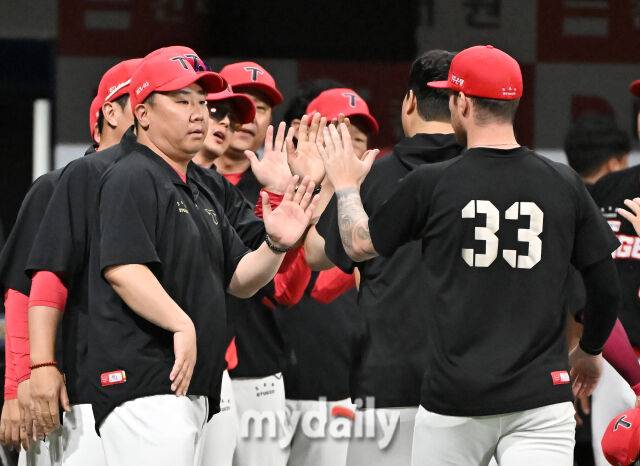 25일 오후 서울 고척동 고척스카이돔에서 진행된 '2025 프로야구 KBO리그' 키움히어로즈와 KIA타이거즈의 경기. 기아 이범호 감독이 6-3으로 승리한 뒤 올러와 환호하고 있다./고척=송일섭 기자 andlyu@mydaily.co.kr