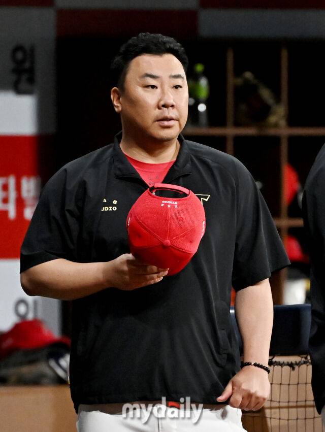 25일 오후 서울 고척동 고척스카이돔에서 진행된 '2025 프로야구 KBO리그' 키움히어로즈와 KIA타이거즈의 경기. 기아 이범호 감독이 인사를 하고 있다./고척=송일섭 기자 andlyu@mydaily.co.kr