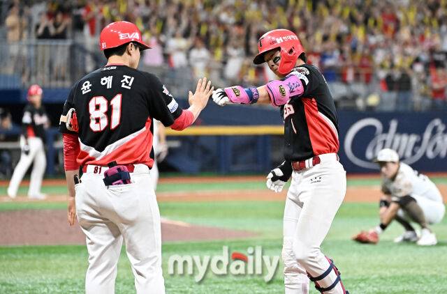 25일 오후 서울 고척동 고척스카이돔에서 진행된 '2025 프로야구 KBO리그' 키움히어로즈와 KIA타이거즈의 경기. 기아 박찬호가 9회초 무사 만루서 1타점 적시타를 터뜨리고 있다./고척=송일섭 기자 andlyu@mydaily.co.kr