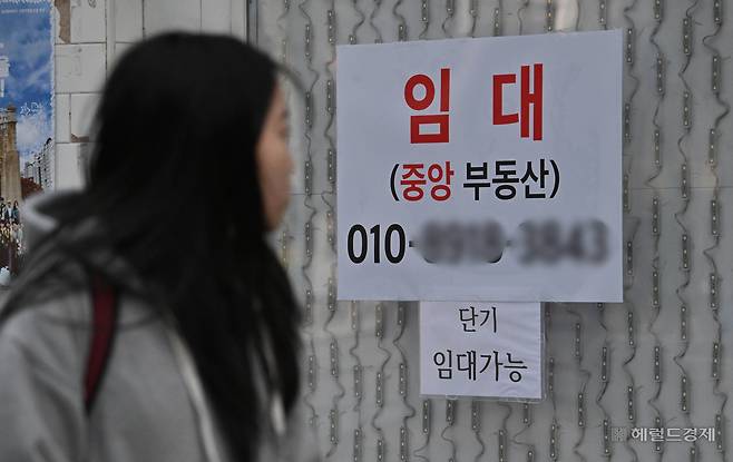 서울 서대문구 신촌 연세로의 한 점포에 임대 안내문이 부착돼 있다. 임세준 기자