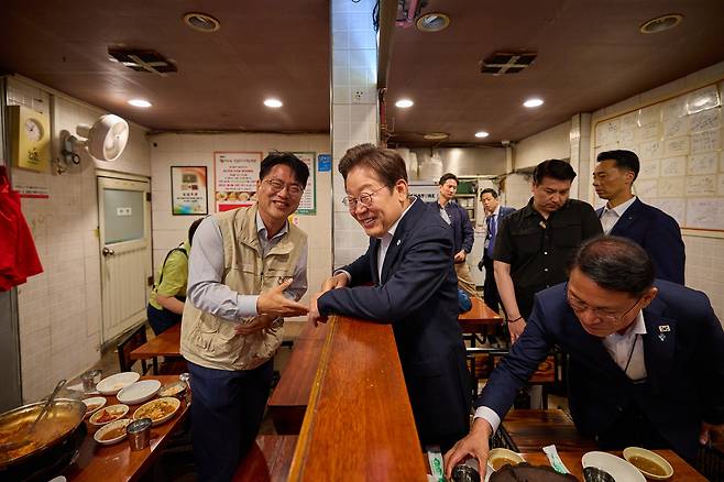 이재명 대통령이 26일 서울 용산 대통령실 앞의 골목 상권인 대구탕집을 찾아 시민과 대화를 하고 있다. 뉴시스(대통령실 제공)