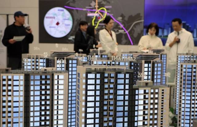 서울 은평구 대조동 ‘힐스테이트 메디알레’ 견본주택에서 방문객들이 단지 배치 모형을 살펴보고 있다. 뉴스1