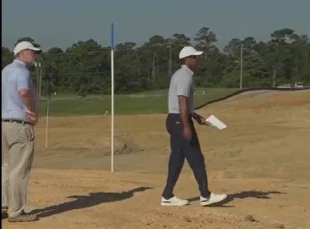 타이거 우즈가 최근 자신이 설계하고 있는 미국 조지아주 오거스타의 9홀 짜리 골프 코스 공사현장을 살펴보기 위해 걸어가고 있다. SNS 캡처