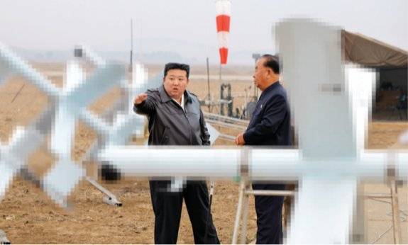 김정은 북한 국무위원장(왼쪽)이 지난해 11월 14일 자폭 드론 성능시험을 현지 지도하고 있다. 뉴스1