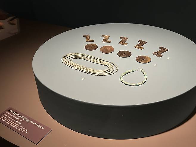 '乙'자 모양 청동기 (전주=연합뉴스) 김예나 기자 = 26일 전북 전주시 국립전주박물관에서 선보인 '나고 드는 땅, 만경과 동진' 특별전에 '乙'자 모양 청동 장식이 전시돼 있다. 김제 대동리 유적에서 출토된 이 유물은 의복에 부착했던 것으로 추정되며, 한반도에서는 비슷한 유물이 출토된 적이 없다. 2025.6.26
yes@yna.co.kr