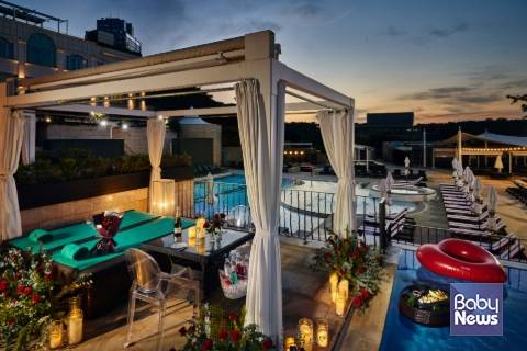 에이블현대호텔앤리조트 반얀트리 클럽 앤 스파 서울(이하 반얀트리 서울)이 오아시스 야외 수영장 카바나에서 여름밤의 낭만을 더할 '헤븐리 모먼트(Heavenly Moment)'를 선보인다. ⓒ에이블현대호텔앤리조트 반얀트리 클럽 앤 스파 서울