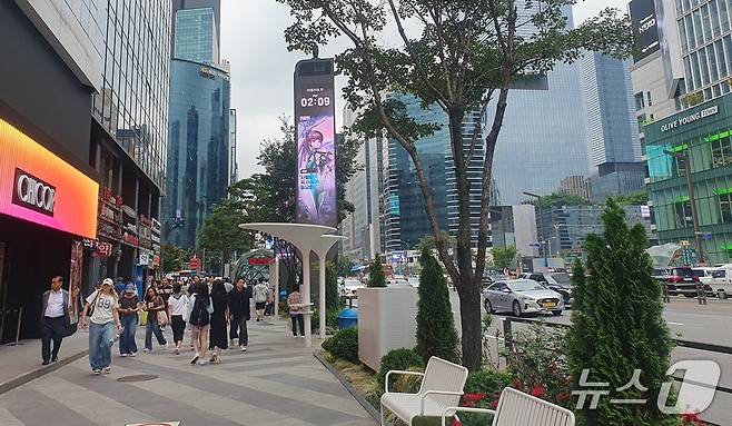 ㈜신세계가 27일 프리미엄 뷰티 편집숍 '시코르'(CHICOR) 강남역점을 리뉴얼해 새롭게 선보인다. CJ올리브영도 오는 7월 2일 센트럴 강남타운점(사진 오른쪽)을 오픈할 예정으로, 강남역을 중심으로 K-뷰티 경쟁이 치열해질 것으로 예상된다. 2025.6.26/뉴스1 ⓒ News1 김명신 기자