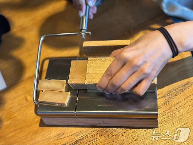 체크인 할때 사용할 비누를 잘라서 가져가야 한다.ⓒ News1 윤슬빈 기자