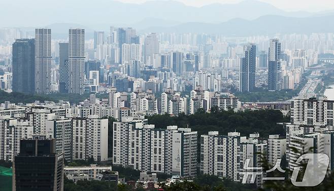 24일 서울 중구 남산에서 시내 아파트가 보이고 있다. 2025.6.24/뉴스1 ⓒ News1 장수영 기자