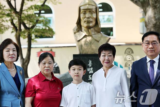 27일 광주 광산구 고려인진료소에서 독립유공자 후손 특별귀화자 3인이 홍범도 장군상 앞에서 기념사진을 찍고 있다. 2025.6.27/뉴스1 ⓒ News1 박지현 기자