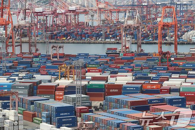 11일 부산항 신선대부두와 감만부두 야적장에 컨테이너가 가득 쌓여 있다. 2025.6.11/뉴스1 ⓒ News1 윤일지 기자