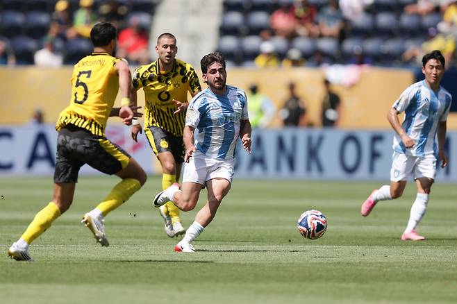 울산HD의 라카바가 26일(한국시간) 미국 오하이오주 신시내티의 TQL스타디움에서 열린 보루시아 도르트문트(독일)와 2025 국제축구연맹(FIFA) 클럽월드컵 조별리그 F조 최종전에서 드리블하고 있다. 사진 | 울산HD