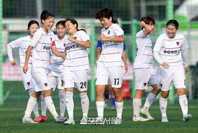 경북 포항여전고 한국희(29번)가 26일 경남 합천에서 열린 ‘2025 스포츠케이션 명품도시 합천에서 펼쳐지는 제33회 여왕기 전국여자축구대회’ 고등부 울산 현대고와의 준결승전에서 선제골을 넣은 뒤 백하율(17번)과 함께세리머니를 하고 있다. 2025. 6. 26. 합천 | 박진업 기자 upandup@sportsseoul.com