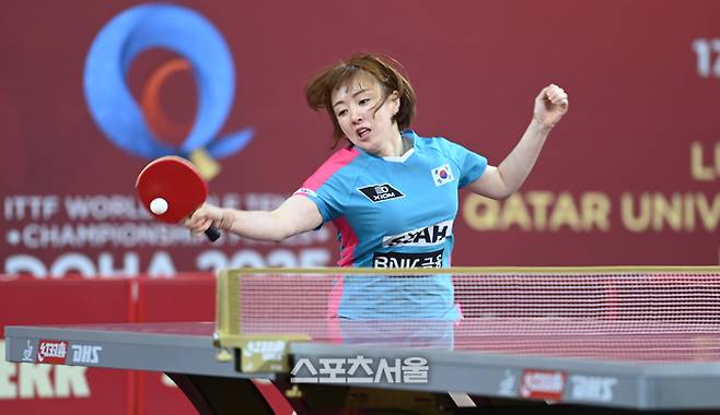 서효원이 20일 카타르 도하 카타르대학교 스포츠 컴플렉스에서 열린 2025 국제탁구연맹(ITTF) 세계선수권대회 여자단식 32강 크로아티아 레아 라코바츠와 경기를 펼치고 있다. 도하(카타르) | 최승섭기자 thunder@sportsseoul.com
