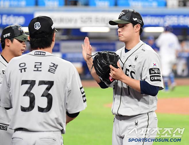 26일 대구 삼성라이온즈파크에서 열린 삼성과 한화의 경기. 6회 마운드를 내려오며 동료들과 하이파이브를 나누는 문동주. 대구=송정헌 기자songs@sportschosun.com/2025.06.26/