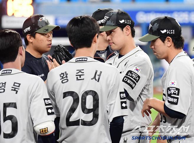 26일 대구 삼성라이온즈파크에서 열린 삼성과 한화의 경기. 6회 마운드를 내려오며 동료들과 하이파이브를 나누는 문동주. 대구=송정헌 기자songs@sportschosun.com/2025.06.26/