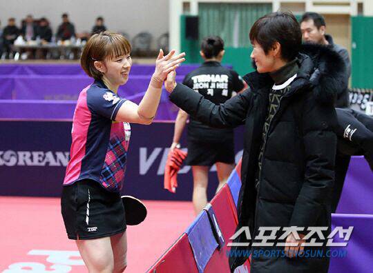 2018년 종합탁구선수권 여자단식 우승 후 서효원-현정화 한국마사회 감독의 하이파이브. 사진제공=월간탁구 고 안성호 기자