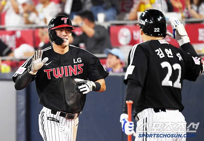 경기 전 놀렸던 베테랑 김현수도 천성호 맹활약에 기뻐했다.