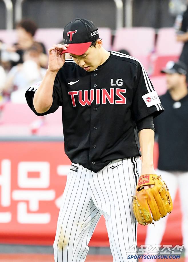 초구 슬라이더가 한복판에 몰리며 홈런으로 이어지자 자책.