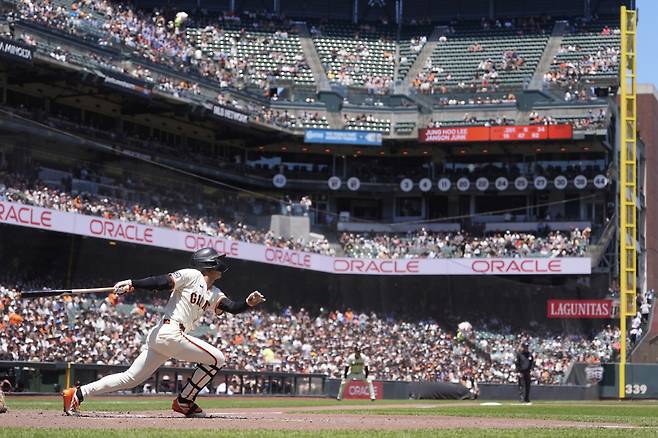 San Francisco Giants' Jung Hoo Lee hits a triple against the Miami Marlins during the fourth inning of a baseball game in San Francisco, Thursday, June 26, 2025. (AP Photo/Jeff Chiu)
<저작권자(c) 연합뉴스, 무단 전재-재배포, AI 학습 및 활용 금지>