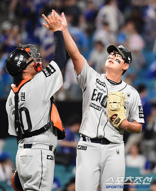 26일 대구 삼성라이온즈파크에서 열린 삼성과 한화의 경기. 한화가 삼성에 승리했다. 경기 종료 후 승리의 기쁨을 나누고 있는 김서현, 이재원. 대구=송정헌 기자songs@sportschosun.com/2025.06.26/