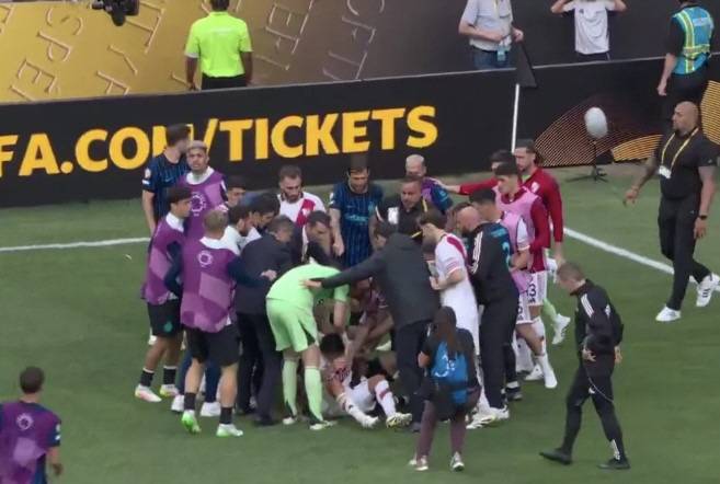 인터 밀란과 리버 플레이트 선수들이 난투극을 벌이고 있다. 사진출처=DAZN 'X'