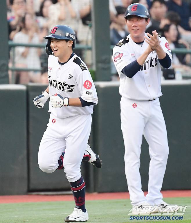 27일 부산 사직구장에서 열린 롯데와 KT의 경기. 2회말 롯데 박찬형이 KT 고영표를 상대로 솔로홈런을 날렸다. 그라운드를 돌고 있는 박찬형. 부산=송정헌 기자songs@sportschosun.com/2025.06.27/