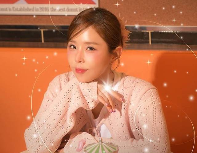 99년 결성 후 26년째 꾸준히 활동 중인 국내 최장수 혼성그룹 코요태 원년멤버 신지의 결혼소식이 핫한 뉴스로 부각됐다. 신지는 81년생 43살이고, 예비신랑 문원은 88년생 36살이다. /제이지스타