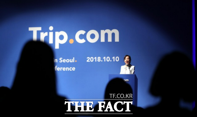 중국계 여행 플랫폼이 막대한 자본을 배경으로 국내 영향력을 키우는 가운데 국내 토종 플랫폼들이 촉각을 곤두세우고 있다. 사진은 지난 2018년 한국에서 발표하고 있는 제인 순 트립닷컴 CEO 모습 /뉴시스
