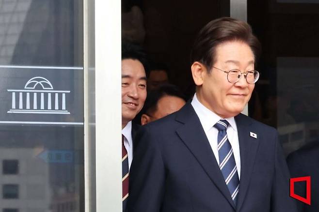 이재명 대통령이 26일 오전 서울 여의도 국회에서 추가경정예산안 시정연설을 마치고 본청을 나오고 있다. 국회사진기자단