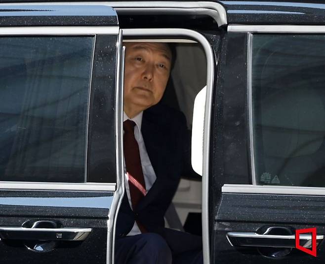 윤석열 전 대통령이 23일 서울 서초구 서울중앙지방법원에서 열린 내란 우두머리 혐의·직권남용 권리행사 방해 혐의 사건 8차 공판에 출석하고 있다. 2025.6.23 사진공동취재단