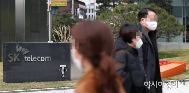 26일 서울 을지로 SK텔레콤 T타워에서 근무하던 직원 한 명이 코로나19 1차 검진에서 양성 판정을 받았다. SK텔레콤 측은 오는 28일까지 건물 출입을 제한하고 방역을 시행할 계획이다. 사진은 이날 T타워. /문호남 기자 munonam@