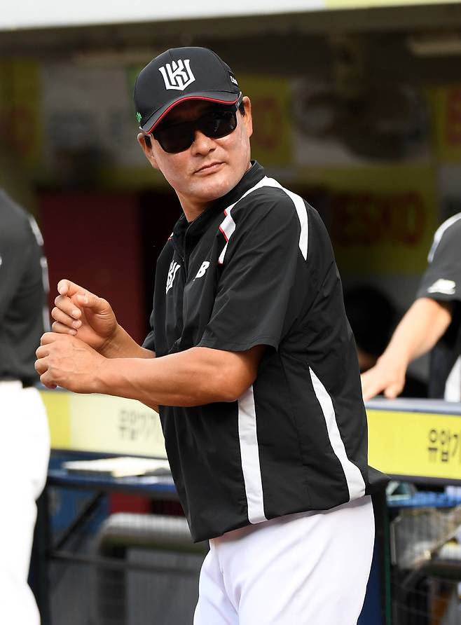 지난 14일 대구 라이온즈파크에서 열린 삼성과 KT의 경기 직전 이종범 코치가 선수들과 대화를 나누고 있다. /박재만 스포츠조선 기자