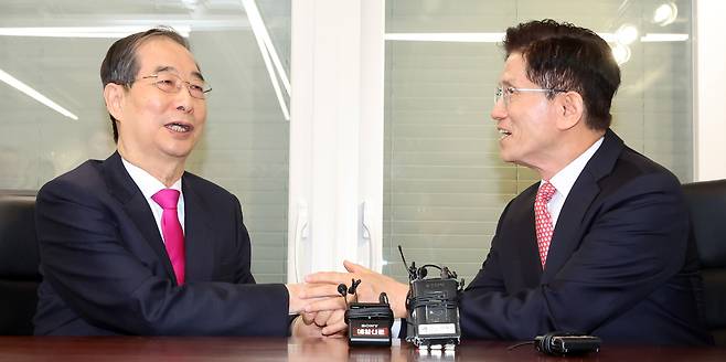 김문수 국민의힘 전 대선후보와 한덕수 전 국무총리가 지난 5월 11일 서울 여의도 국민의힘 대선후보 사무실에서 회동을 하고 있다. /뉴스1