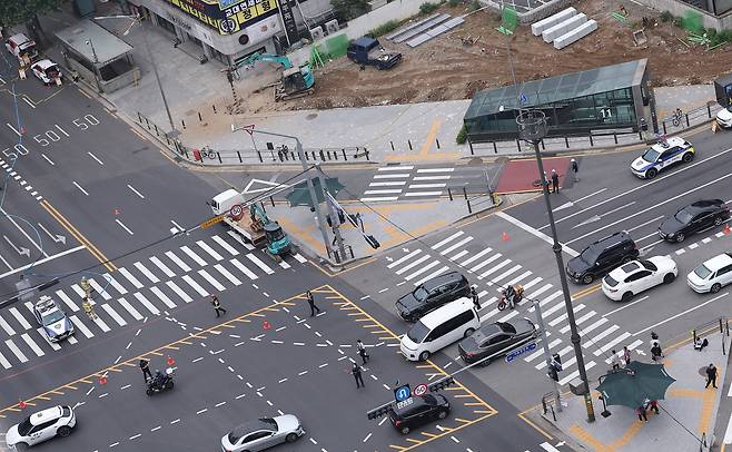 27일 서울 서초구 지하철 2호선 교대역에서 작업 중이던 굴착기가 도시가스 배관을 건드려 가스가 유출돼 일대 교통이 통제되고 있다. /뉴스1