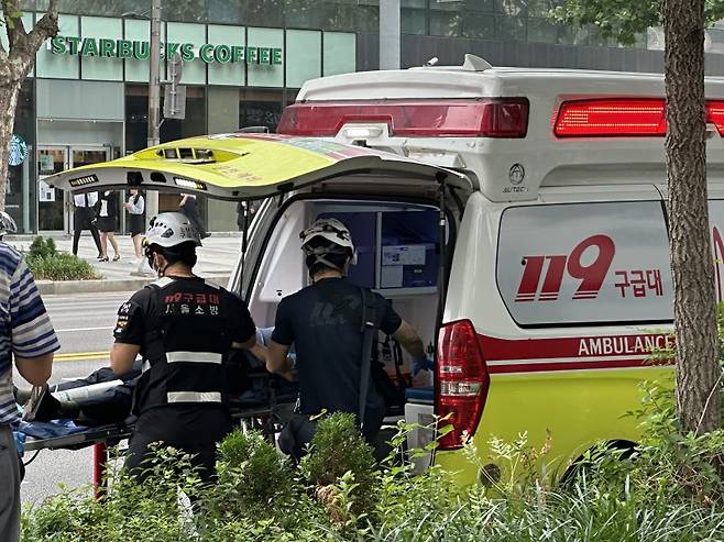 27일 오후 가스 유출 사고가 발생한 교대역 11번 출구 인근에서 한 시민이 들것에 실려 이송되는 모습. ⓒ 뉴스1 강서연 기자 /사진=뉴스1