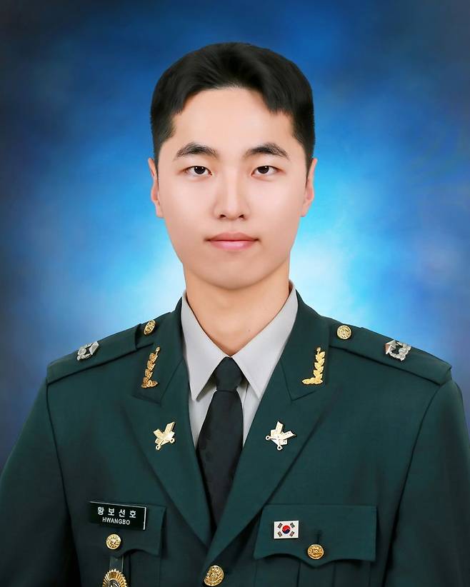 27일 충북 괴산군 육군학생군사학교에서 열린 대한민국 육군장교 통합임관식에서 국무총리상을 수상한 황보선호 소위. 육군 제공