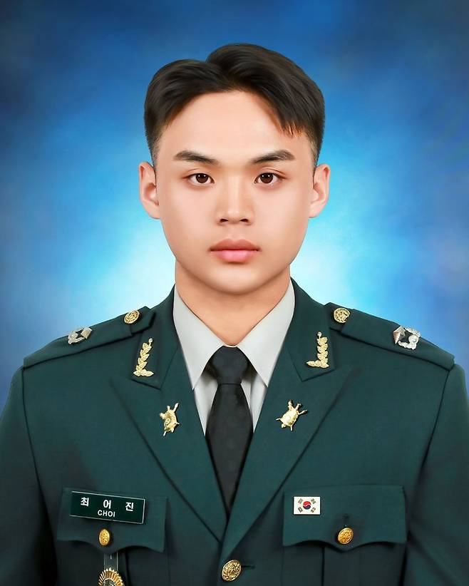 27일 충북 괴산군 육군학생군사학교에서 열린 대한민국 육군장교 통합임관식에서 육군참모총장상을 수상한 최어진 소위. 육군 제공