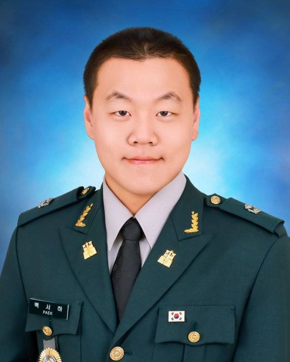 27일 충북 괴산군 육군학생군사학교에서 열린 대한민국 육군장교 통합임관식에서 임관한 백서하 소위의 부친(백승만)은 학사 21기 예비역 소령이다. 외숙부(조계훈) 역시 공군 학사 출신인 가족이다. 육군 제공