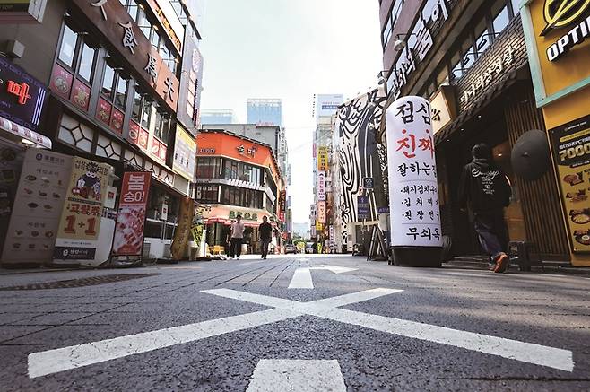 중소벤처기업부는 6월 24일 고금리·고물가 등으로 어려움을 겪는 소상공인을 대상으로 '3대 지원사업'을 시행한다고 밝혔다. 사진은 서울 종로구 종각 젊음의 거리 모습. 사진 뉴시스