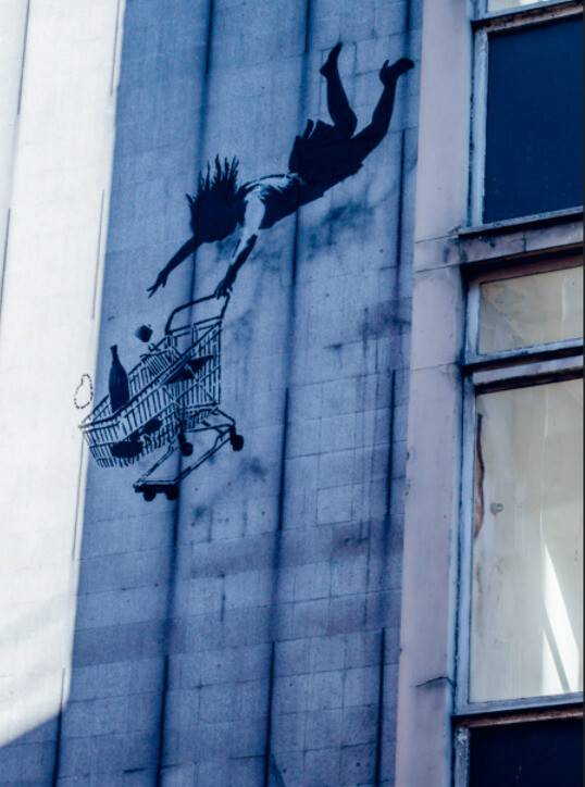 2011년 뱅크시가 영국 런던의 한 오피스 빌딩 벽에 스텐실 기법으로 그린 그림. 쇼핑에 빠져 추락하는 여성의 모습을 통해 현대 소비사회를 풍자했다. 2023년 건물 철거 때 벽에서 통째로 떼어내 보관 중이다. 미술문화 제공